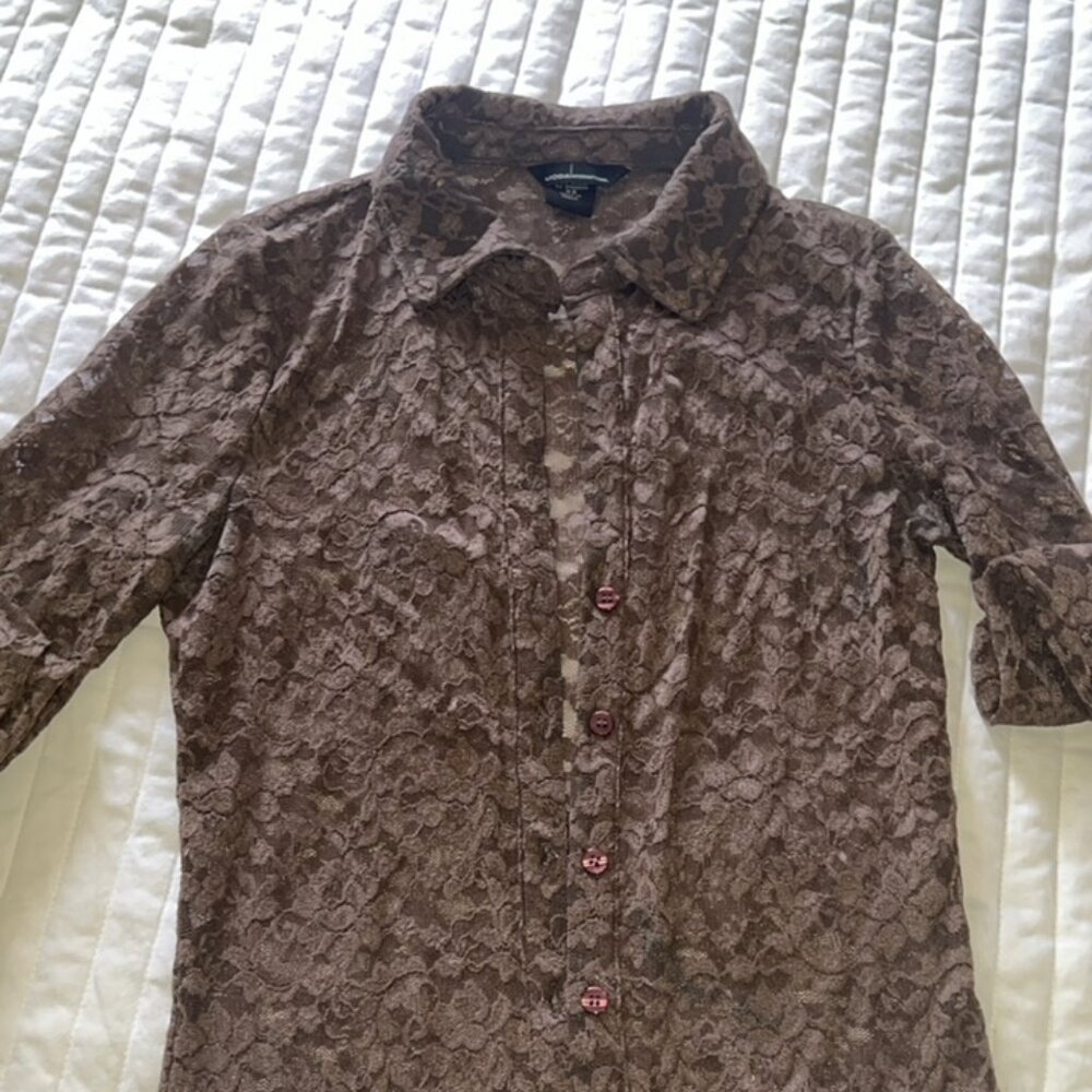 LACE VS SHIRT